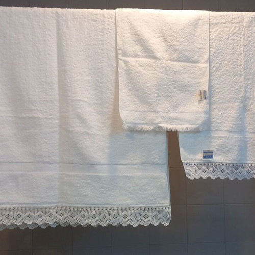 Towel set new, body and face towels with lace edge