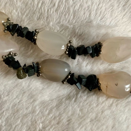 Necklace with natural quartz and black onyx like new