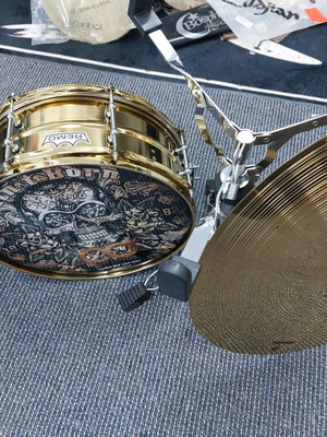 Remo χρυσό μεταλλικό ταμπούρο 14"×6,5" καινούργιο με Ride 20" Turkey και βάση