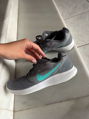 Nike Revolution 3 athletic shoes used, size 40, gray and turquoise