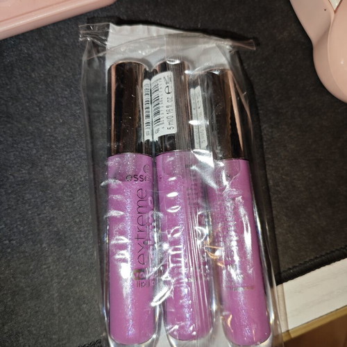 Essence Extreme Shine Volume Lipgloss sparkling purple 3 pieces new