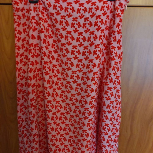 Stradivarius floral skirt small with front slits like new, red pink