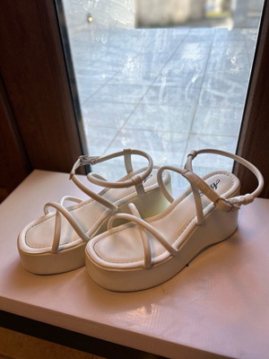 White platform sandals slightly used, size 38
