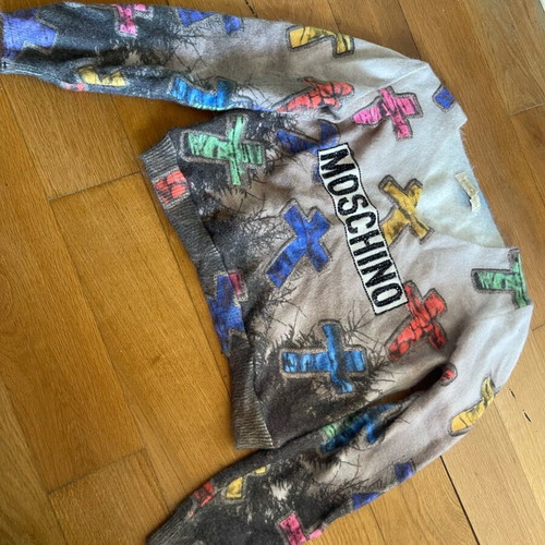 Moschino short sweater like new, gray with multicolor crosses