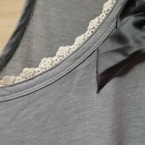 Regalinas blouse used with lace and bow in gray