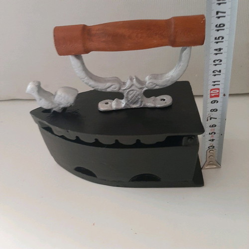 Coal iron 'kokoraki' like new with embossed dolphin decorations
