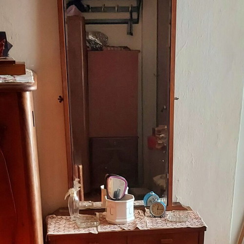 Παλια τουαλέτα με μεγάλο καθρέφτη