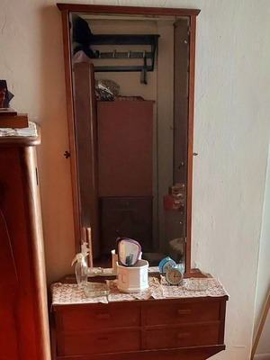 Τουαλέτα παλιά με μεγάλο καθρέφτη μεταχειρισμένη, ξύλινη