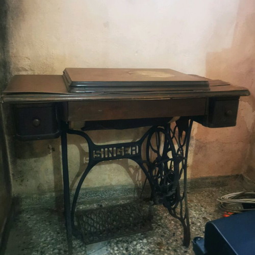Singer sewing machine used, 1927 model with serial number Υ4760070