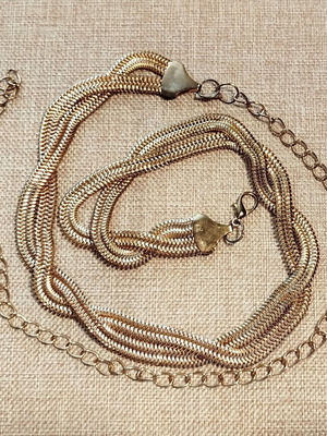 Decorative belt like new, gold color with chain