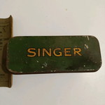 Vintage ραπτικό κουτί Singer μεταχειρισμένο με εξαρτήματα Simanco