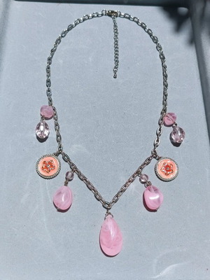 Χειροποίητο κολιέ με ασημί αλυσίδα και ροζ charms και λουλούδια καινούργιο