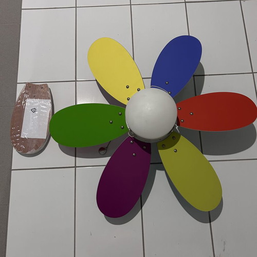Ceiling fan like new with replacement blades for kids and teens room