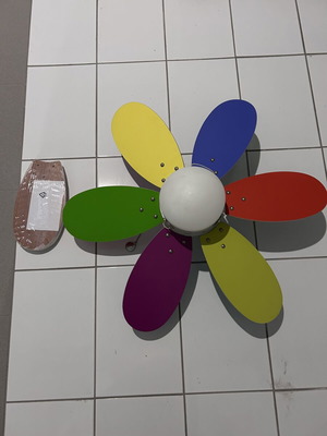 Ceiling fan like new with replacement blades for kids and teens room