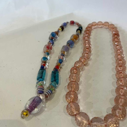 Set of 2 vintage women's necklaces with multicolored and pink beads, 32cm