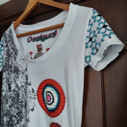 Desigual short-sleeve top small white embroidered design like new
