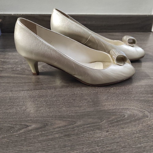 Peep toe pumps used in gold color