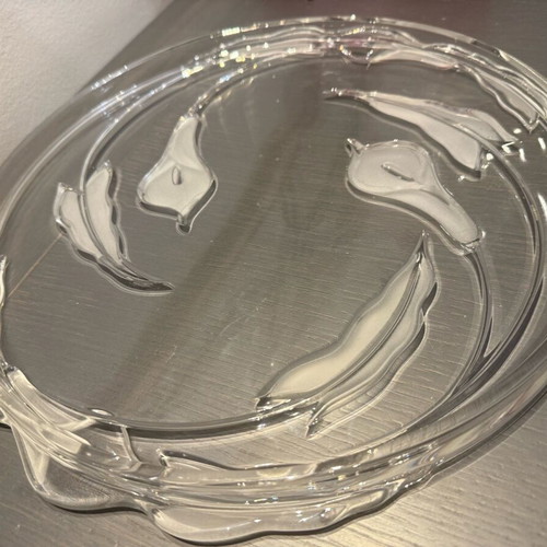 Glass tray with calla lily design like new, 32cm diameter