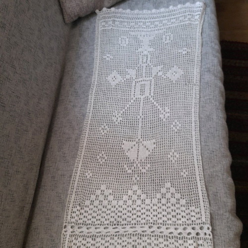 Crochet table runner like new, vintage heirloom