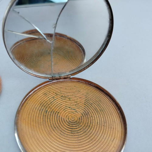 Powder compact used, vintage 60s with broken mirror