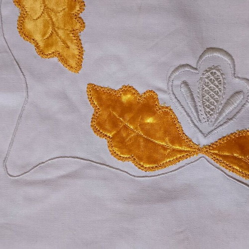 Set of 4 handmade satin appliqué vintage cotton pillowcases like new with design