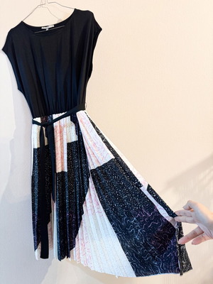 Oliver Bonas midi pleated dress like new, black and pink