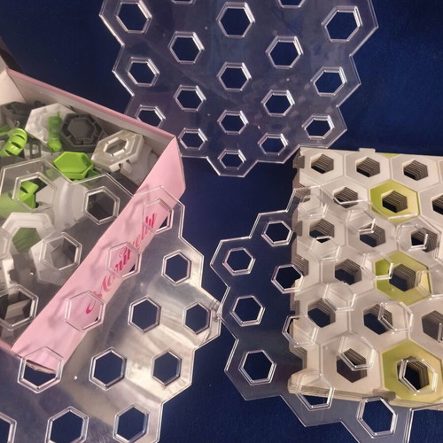 Gravitrax game with tracks
