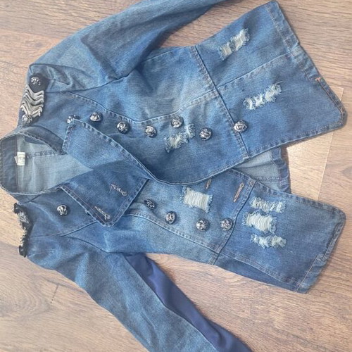 Denim fitted jacket like new, size XS, with metal buttons and patches