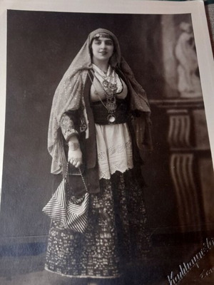 Vintage λαογραφική φωτογραφία γυναίκας με παραδοσιακή ενδυμασία