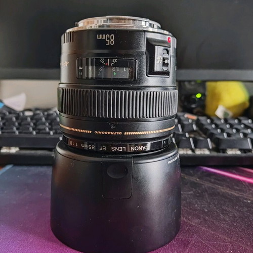 Canon EF 85mm f/1.8 USM lens like new with genuine parasole