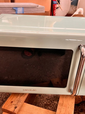 Νέος φούρνος μικροκυμάτων Cecotec ProClean 5110 Retro Green 20lt με grill