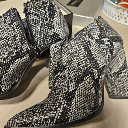 Wall Street leather ankle boots snakeskin size 38 like new, 10cm heel