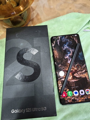 Samsung Galaxy S21 Ultra with S Pen like new, many cases included