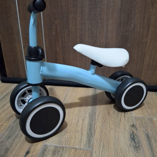 Children's balance bike with 4 wheels, ergonomic seat