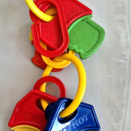 Plastic rattle used, gift from the Nounou