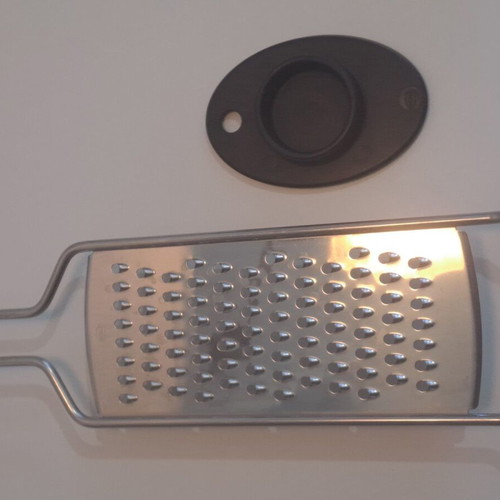 RÖSLE grater like new with wire handle and food residue holder