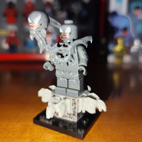 Tendril Symbiote figure like new with base and effects