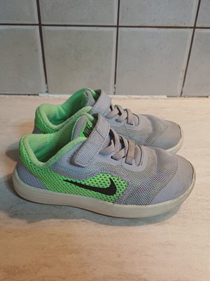 Nike kids' athletic shoes like new, gray and green, size 26
