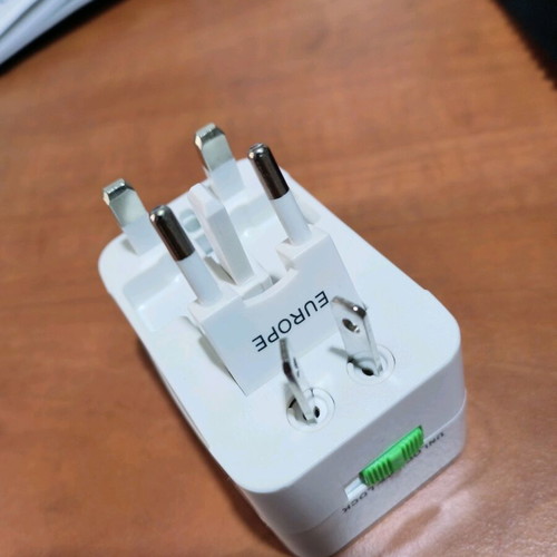 Universal adapter like new, plug lighter for various countries