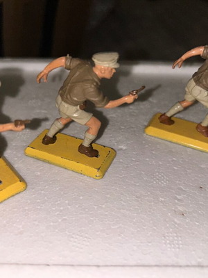 Britains Deetail 8th Army 3 figures like new
