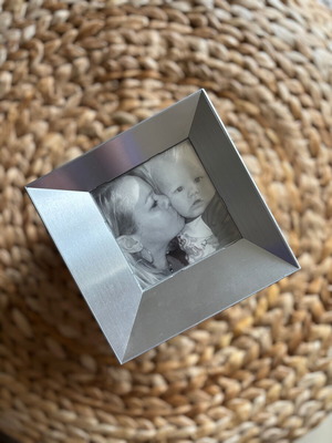 Present Time metal cube photo frame like new, 6 slots, silver