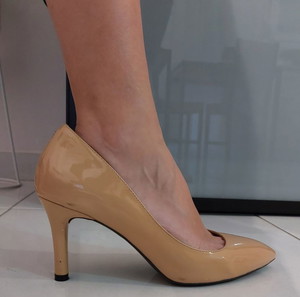 Nude γοβες