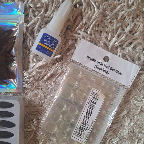 Fake nails and nail glues used