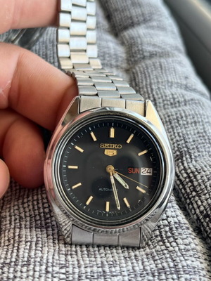 Seiko 5 αυτόματο ρολόι μεταχειρισμένο με μαύρο καντράν και μπρασελέ