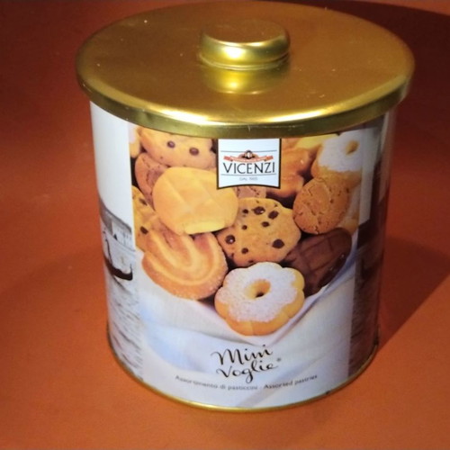 Metal biscuit tin with moisture-absorbing lid
