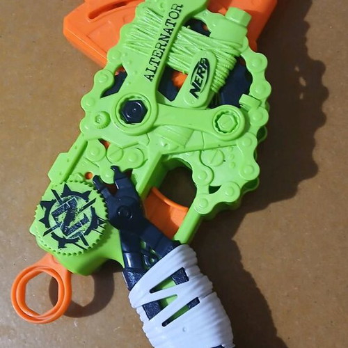 Nerf Zombie Strike Alternator Blaster used, excellent condition, no darts