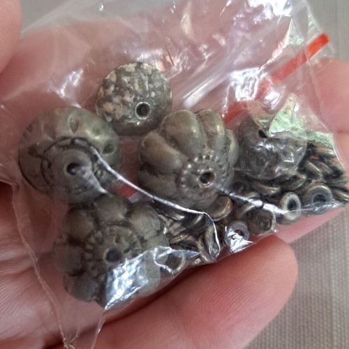 Bead set like new with wooden beads, turquoise stones, and metallic elements