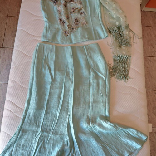 Maxin women's set like new, turquoise with embroidered bust and scarf