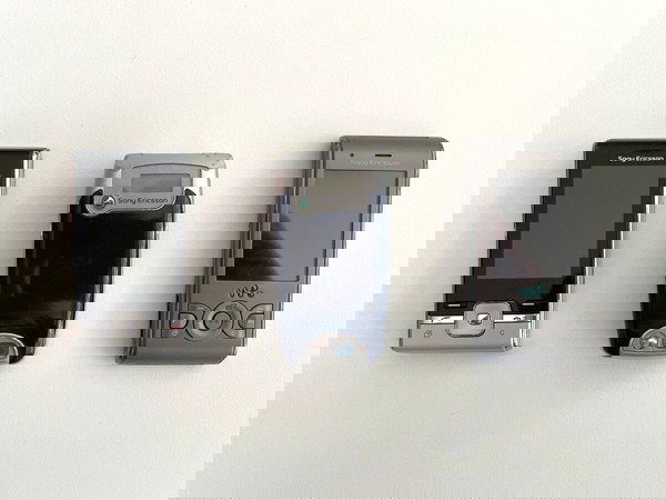 Старите мобилни телефони SONY ERICSSON T715, Z600 и W595