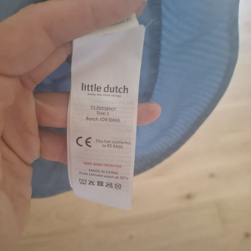 Baby hat with sun protection filter like new